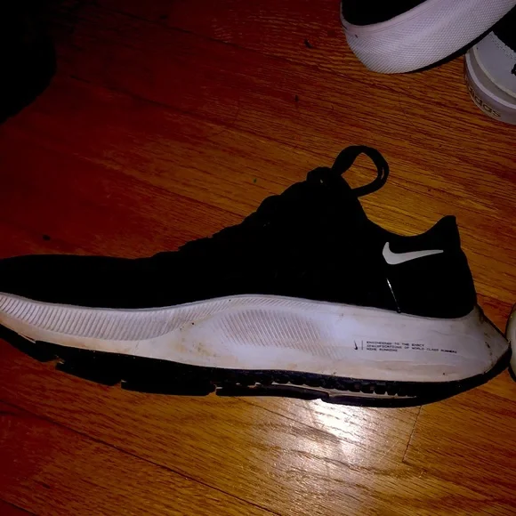 New Nike sneakers - Picture 1 of 2